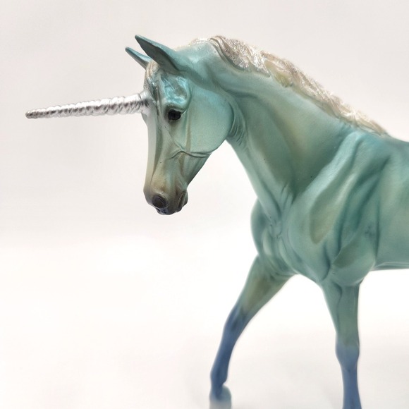 Retired Breyer LE MUR EXCLUSIVE Unicorn Of The Sea 62060 with Sequin Cape - Picture 3 of 16